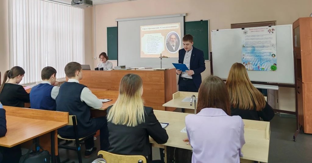 Всё вокруг таблицы Менделеева.
